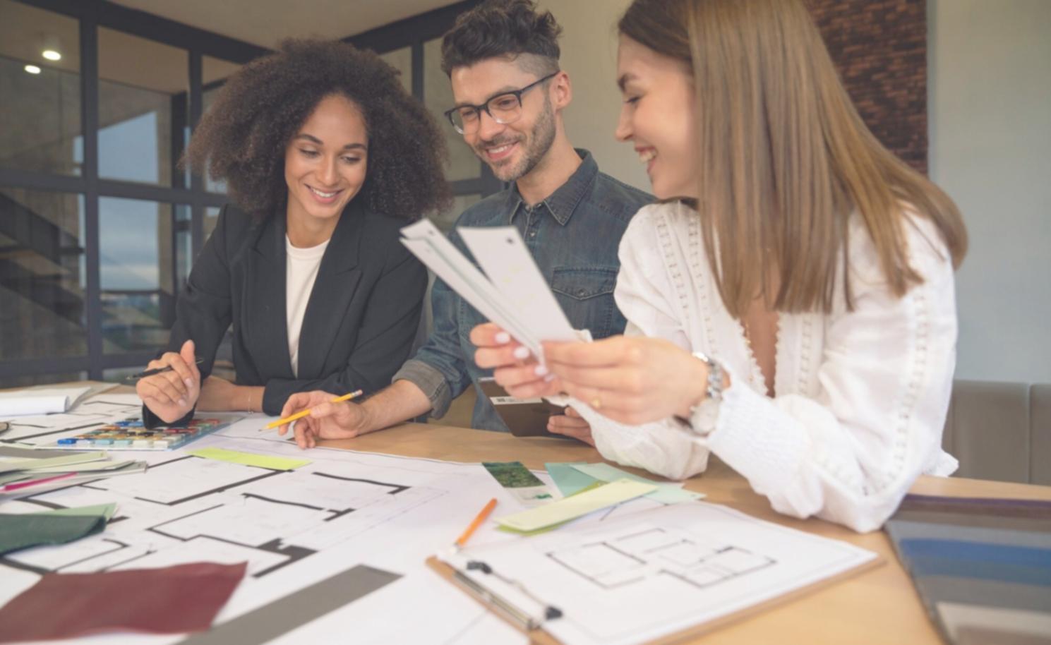Gruppe von Menschen in Diskussion über Finanzen