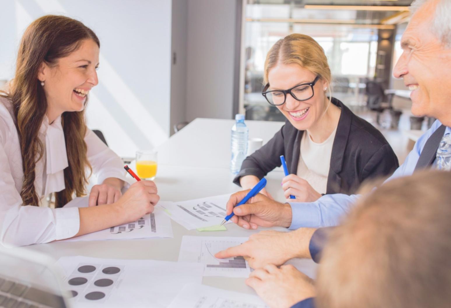Teilnehmer arbeitet an Finanzplanung am Computer