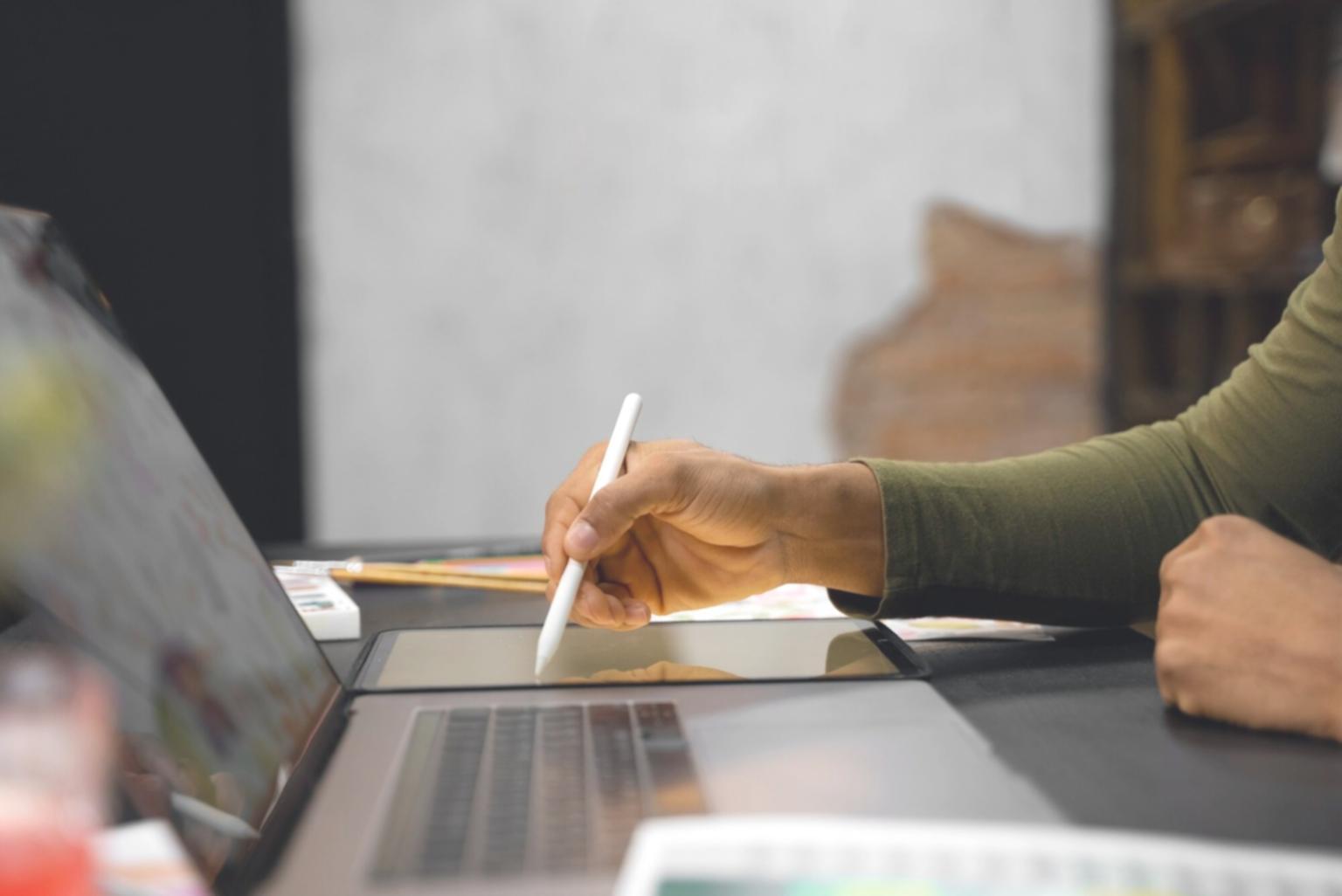 Person arbeitet konzentriert an finanzieller Planung am Computer
